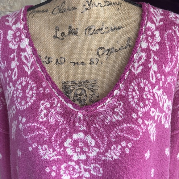 Sundance magenta purple V-neck long sleeve sweater w cream floral paisley detail - Picture 2 of 16